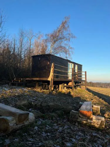 Maringotka uprostřed divočiny