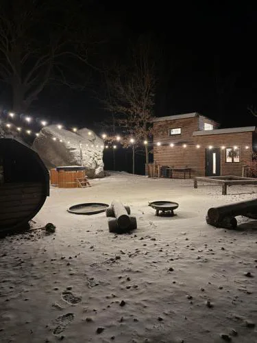 Kousek klidu pod skálou