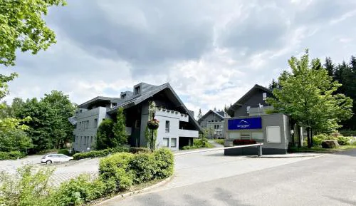 Apartmán Resident A001 - BEZBARIÉROVÝ Apartmán ideální pro rodiny s dětmi, v těsné blízkosti Anenského údolí, bobové dráhy, Ski areálů, Ski školy, FREE PARKING, FREE WIFI, výhled do zahrady s posezením na terase, dětské hřiště v areálu