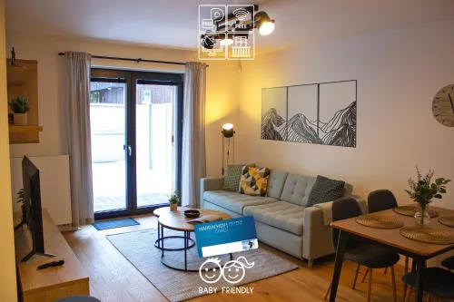 ENJOYHARRACHOV Atraktivní klidné studio 3 v centru Harrachova s parkováním, velkou terasou, Wifi-WLAN, SAT zdarma, možností dobíjení auta, výhledem do zahrady a na romantický kostelík jen 150m od lanovky