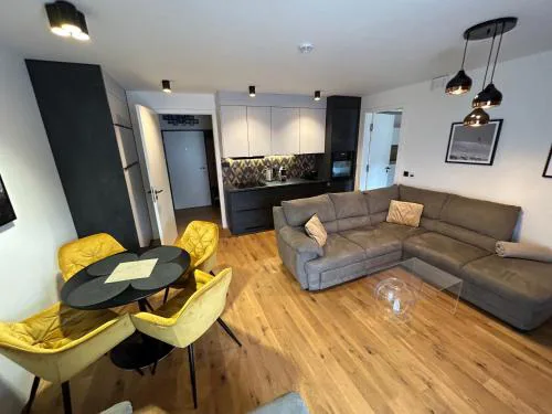 Luxusní apartmán GRAND v centru Harrachova se saunou, wallboxem EV, parkováním zdarma, s velkým balkonem a výhledem na Čertovu horu, sjezdovku a skokanské můstky