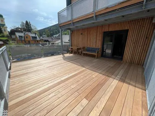Luxusní Apartmán GRAND v centru Harrachova se soukromou Mega terasou, s privátním parkováním zdarma, s možností dobíjení wallbox EV a výhledem na Harrachovský kostelíček