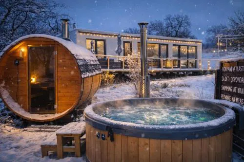 Ranch 66 - Wellness Tiny House Black Swallow ve stylu Route 66 se saunou, koupacím sudem a bazénem