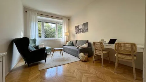 Apartmán s balkonem u parku & 15 minut do centra