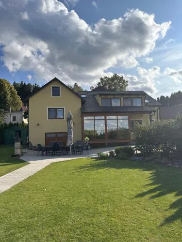 Vila v Brdech s bazénem, infra saunou a vybavením