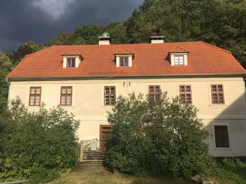 Kamenný dům s výhledem na zámek 20km od Prahy