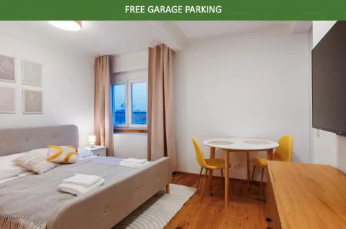 1 bedroom apartment with terrace and FREE parking near metro