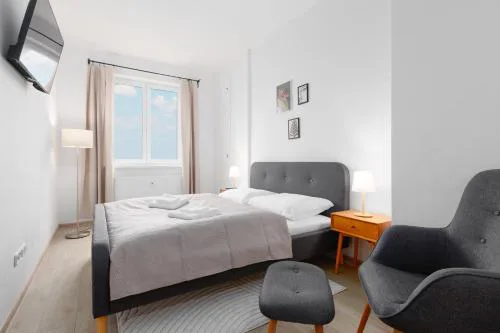 2 bedrooms apartment with kitchen near the subway