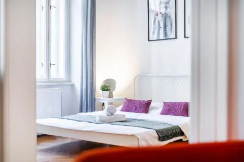 2BDR Old Town Square Apartments w Fast Wi-Fi