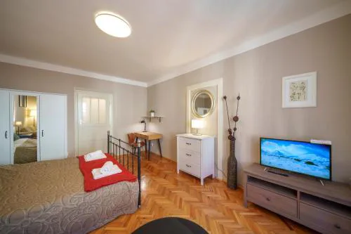 3 Bed Flat - Sleeps 12 - Wifi