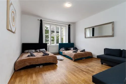 Aurora Large 3-Bedroom Apartment