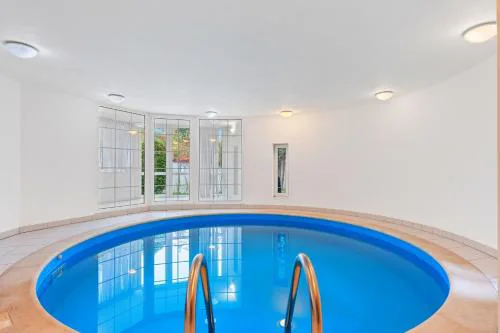 Black Dragon Haven Villa with Pool Sauna Jacuzzi BBQ & Parking for 8 Cars