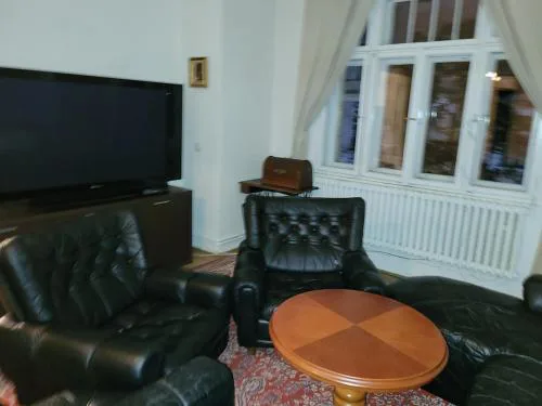 Bright 2BDR sleeps 8 near center M1