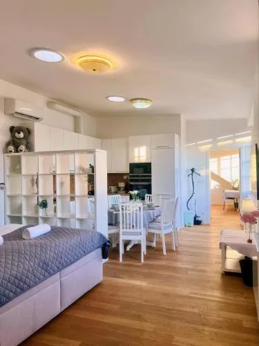 Bright Apartment near Main Station