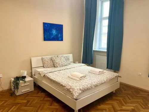 Spacious 4BR Apartment by Charles Bridge