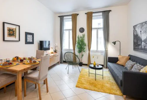 Cozy Letna Flat Walk to Center
