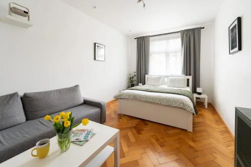 Cozy One-Bedroom Apartment by Flora Metro Station