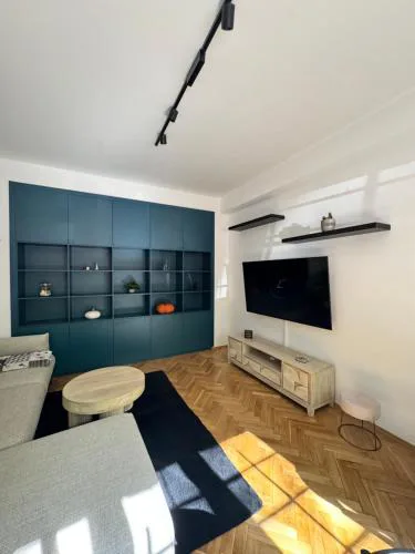 Design Apt near Eden | AC • Workspace
