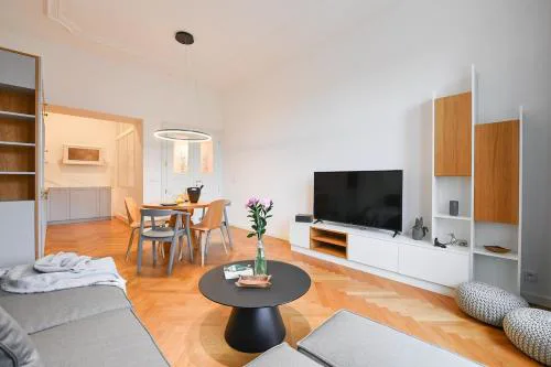 Elegant Garden Apartment near Main Station