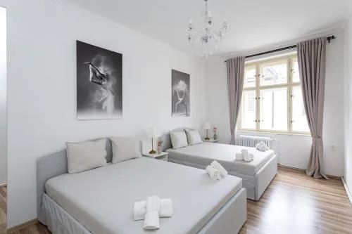 Heart of Old Town Charles Bridge Wenceslas Square Spacious 3-Bedroom Apartment