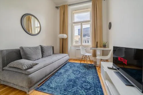 Historic Cozy Apartment with National Museum View