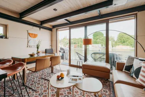 HOUSEBOAT FRED Prague