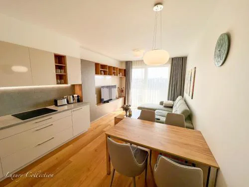 Incredible Luxury Apt with Garage and Tram Station