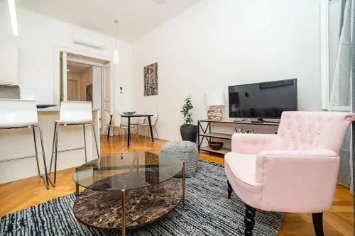 Incredibly cozy and spacious Apt with Terrace and AC
