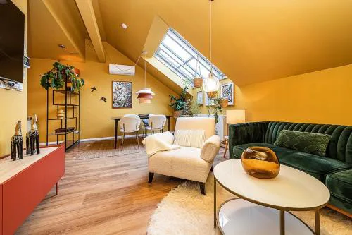 Lovely Artistic 2-bedroom by the river