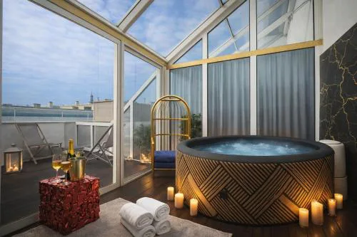Luxury 130 m Maisonette with Jacuzzi and 3 Terraces