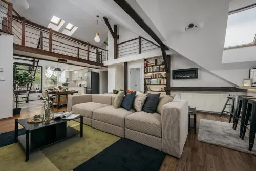 Luxury Haven 3BR Penthouse, 3Bath, Hot Tub & Roof