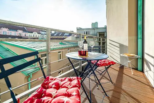 Modern Apt with portable AC and Cozy Terrace
