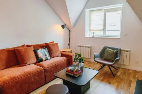 Modern Mezzanine Apt at Jecna st