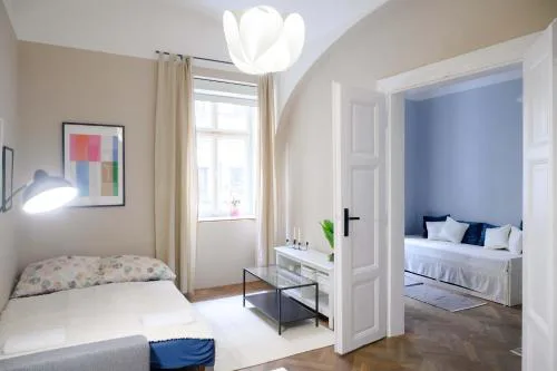 Old Town - 2BR - Living Room - Sleeps 8 - Metro 1 minute - Newly renovated