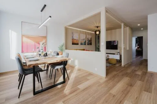 Prague Days - Two-Bedroom Apartment with Workspace and 200Mbps WiFi