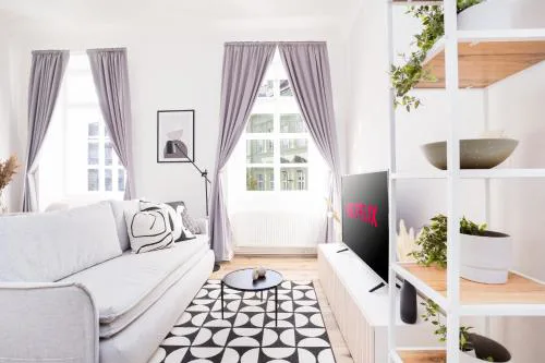 Prague Days - Two-bedroom Apartment with Workspace right next to Old Town Square