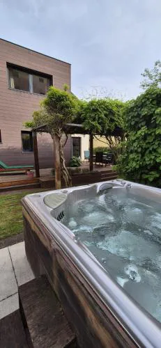 Prague Garden Retreat - Hot Tub, AC, Parking, Pinball