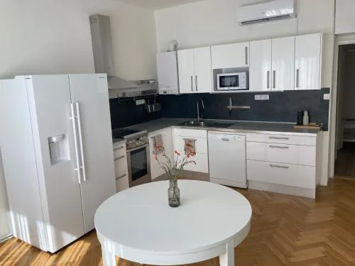 Quiet 2-Bedroom Apartment Close to Prague Center