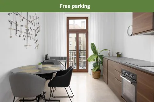 Quiet apartment in the city center near the metro with with balcony and parking