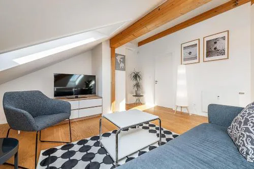 Rooftop APT with beautiful view and free parking