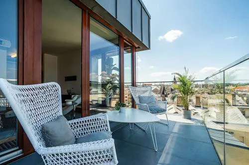 Shiny Rooftop Apart with Free Garage
