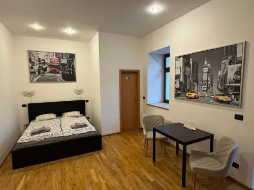 Studio - Sleeps 2 -Smoking on balcony - Pets -Wifi