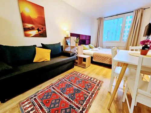 TERRACE-VIEW PRAGUE APARTMENTS for Business & Leisure, FREE PARKING & Gym, Near Metro & Aqua Sport Centre