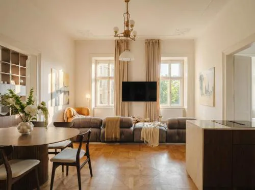 TurnKey I Grand 5-Bedroom Apartment with Balcony near Wenceslas Square