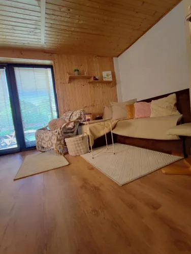 Chata s výhledem a šumící řekou a bazénem