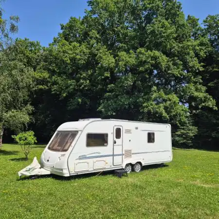 Karavan na samotě u lesa