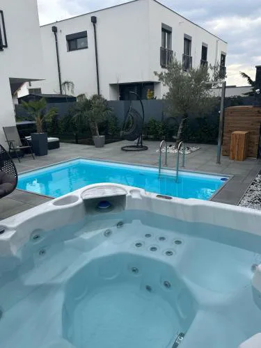 Moderní vila s bazénem a vířivkou