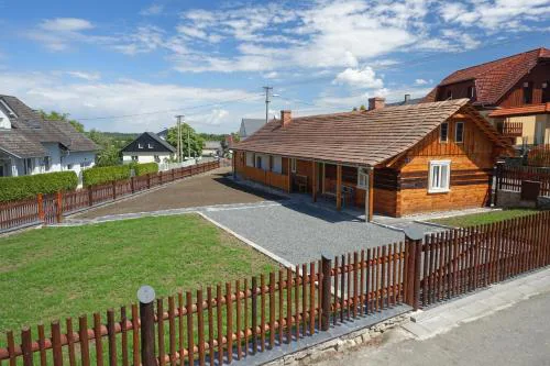 Roubenka u kostela
