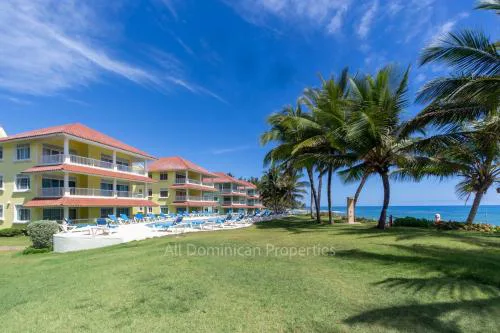 Ocean front, direct access to the beach