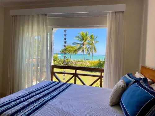 Blue View Beachfront Apartment with Ocean View